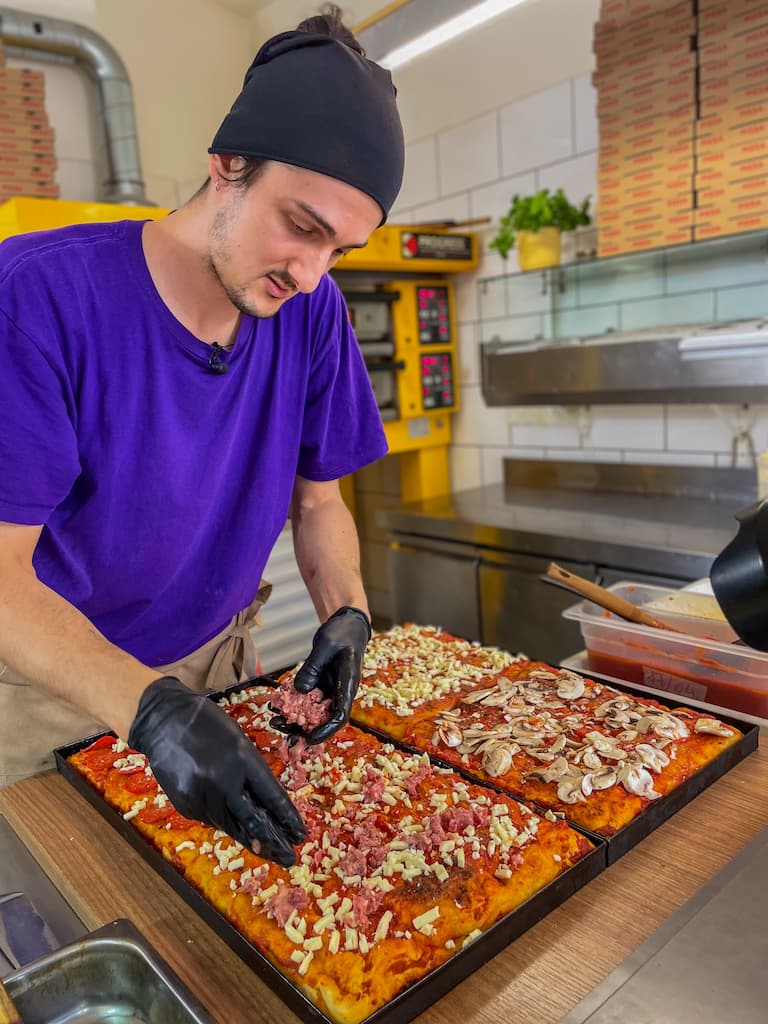 Daniel bereitet Sauerteig-Focaccia im Bäckspace Laden in Berlin-Weißensee zu