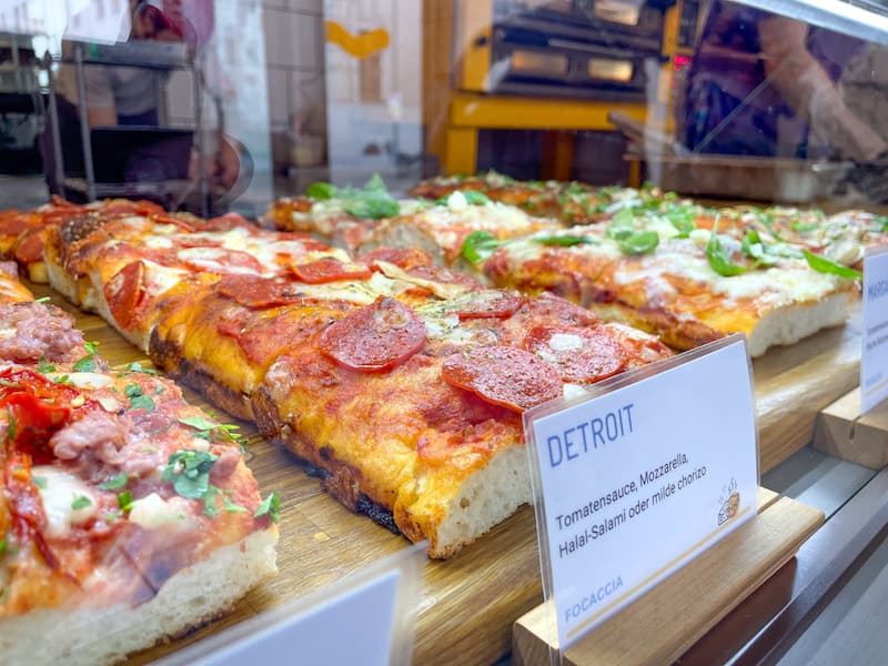 Frische Sauerteig-Focaccia an der Theke bei Bäckspace Berlin