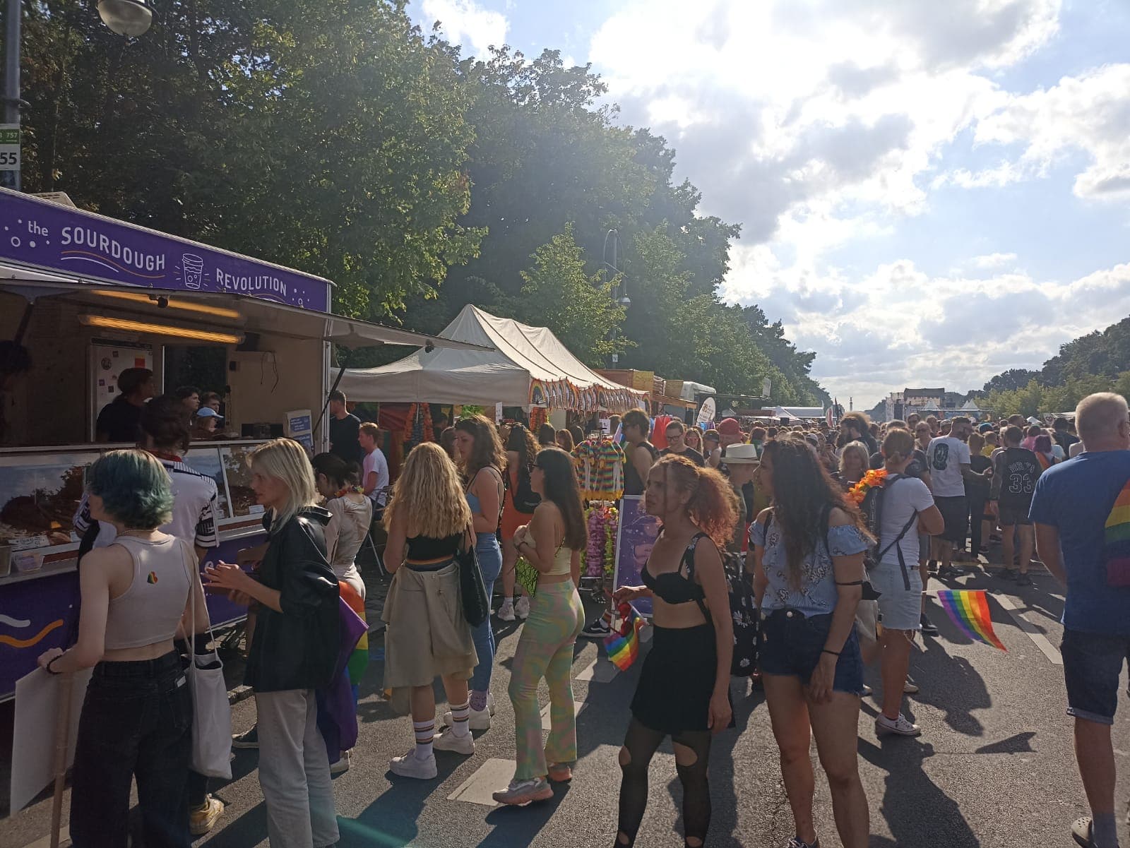 Bäckspace Foodtruck serviert Sauerteigpizza an einer Menschenmenge bei einem Berliner Event