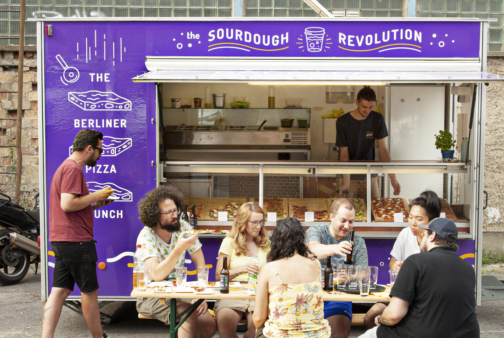 Gäste essen am Bäckspace Foodtruck
