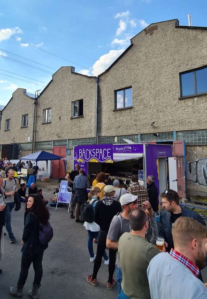Gäste am Foodtruck bei einem Event