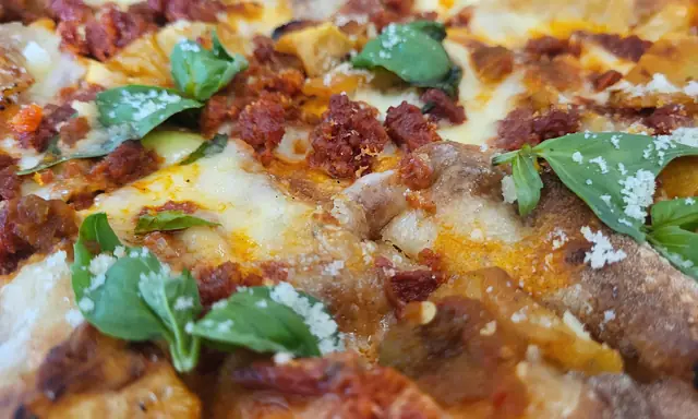 Bäckspace Sauerteig-Pizza frisch aus dem Ofen