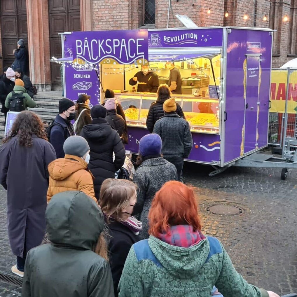 People queing for Bäckspace Pizza in Weddingmarkt, Berlin, 2020